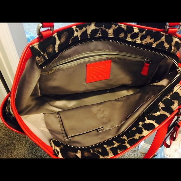 Coach purse, med-lrg size AMAZING condition! - Picture 2 of 2